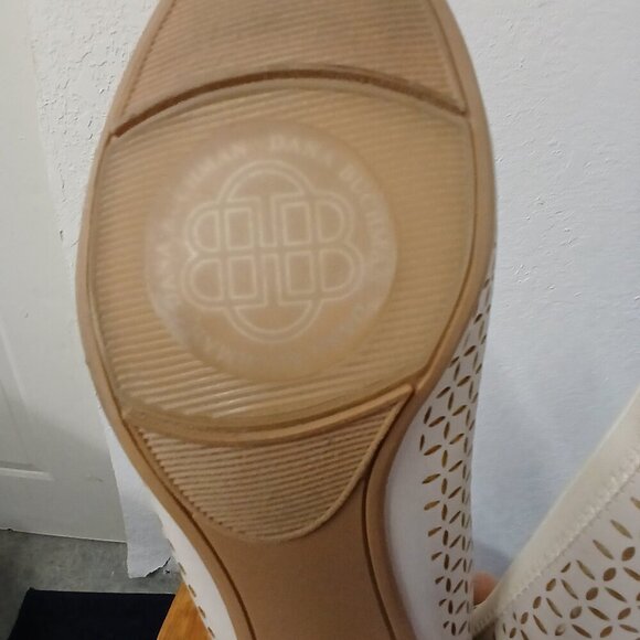 UEC Dana Buchman Peep toe with gold buckle sz 7.5 - Picture 8 of 11